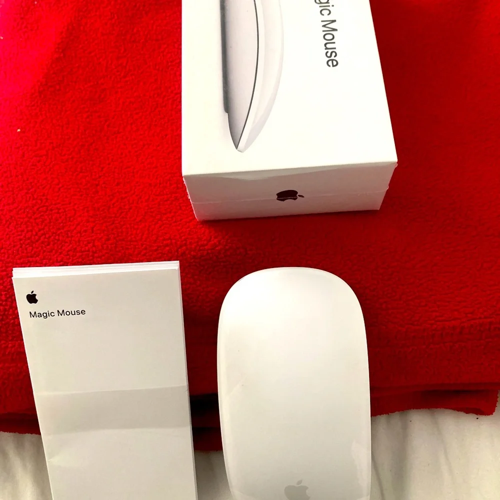 Apple Magic Mouse! Used twice (Wht) Includes USB-C to Lighting cable!